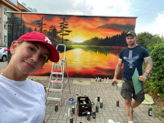 Rafał Śniosek, twórca graffiti i organizator Krapkowickiego Graffiti Jam, przy swoich pracach w Krapkowicach.