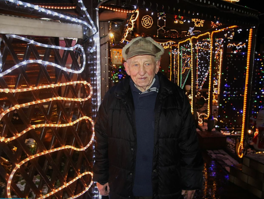 KRAPKOWICE: Ostatnia szansa na 40 tysięcy lampek! Podwórko Henryka Jaschika rozbłyśnie po raz ostatni na zdjęciu Podwórko Henryka Jaschika w Krapkowicach z 40 tysiącami lampek i świątecznymi dekoracjami – ostatnia iluminacja