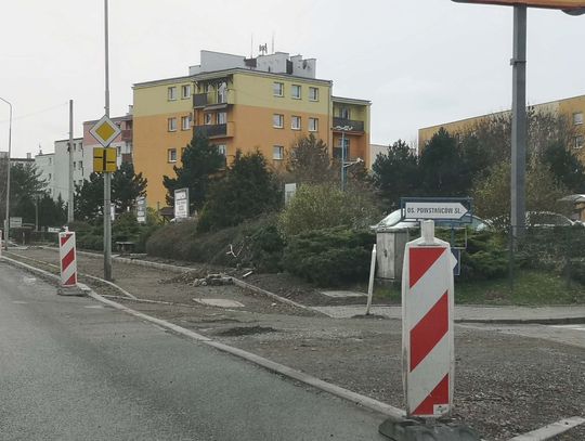 Rozkopany odcinek ulicy Prudnickiej w Krapkowicach podczas budowy ścieżki pieszo-rowerowej – mieszkańcy alarmują o niebezpieczeństwie.