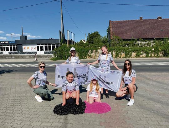 Zawodnicy i kibice podczas Krapkowickiego Biegu Ulicznego na ulicach miasta