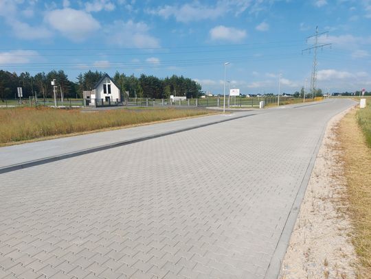 Nowa ulica Lawendowa prowadząca do cmentarza komunalnego w Krapkowicach po zakończonej inwestycji drogowej.