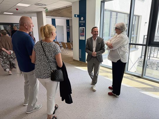 Mieszkańcy Krapkowic zwiedzają nowe skrzydło Krapkowickiego Centrum Zdrowia przed uruchomieniem Zakładu Opiekuńczo‑Leczniczego