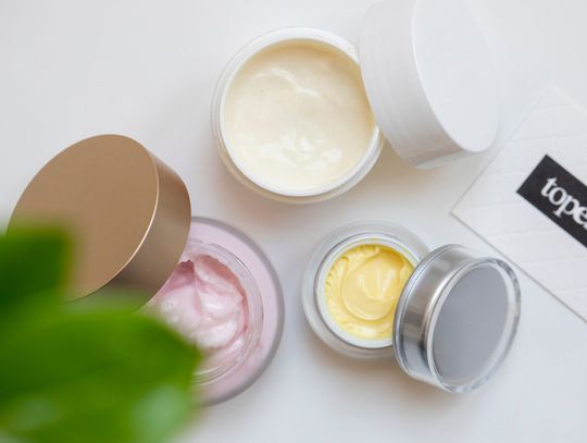 Krem i serum do biustu — jak stosować te kosmetyki?