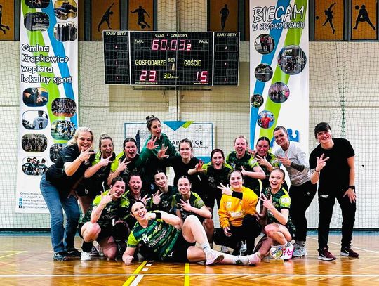 Zawodniczki KS Otmęt Krapkowice świętujące awans do I ligi piłki ręcznej kobiet po wygranym sezonie 2024/25