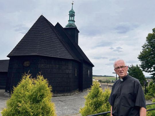 „Kościół Podwyższenia Krzyża Świętego w Malni — wejście główne i wierni wychodzący po niedzielnej mszy.”