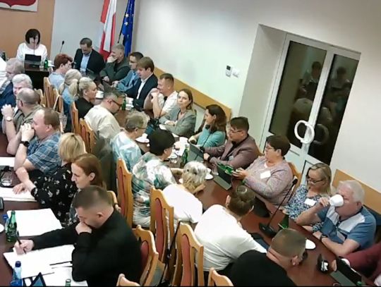 Radni Rady Miejskiej w Zdzieszowicach podczas głosowania na sesji – analiza obecności i diet.