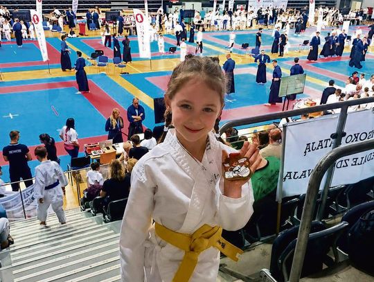 Młoda zawodniczka karate prezentująca technikę KATA podczas zawodów