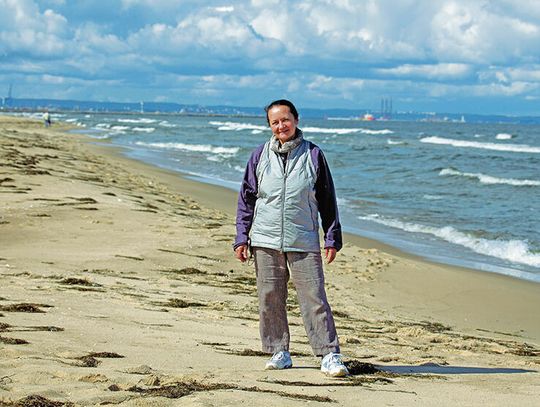 Dr Krystyna Musialik-Celta nad morzem – lekarz dziecięcy, pasjonatka przyrody i fotografii ptaków