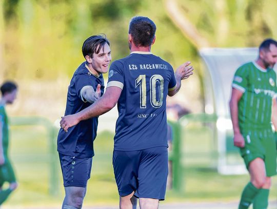 Zawodnicy Otmętu i Racławiczek walczący o piłkę podczas powiatowych derbów A‑klasy