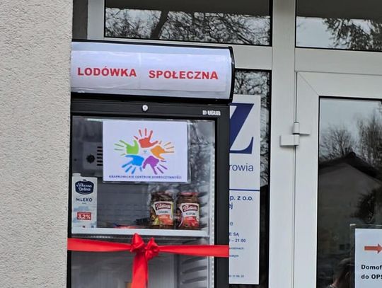 Lodówka społeczna przy Ośrodku Pomocy Społecznej w Otmęcie, gdzie mieszkańcy mogą zostawiać jedzenie dla potrzebujących