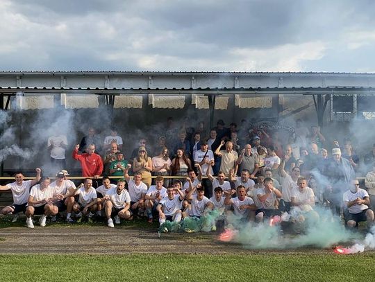 Piłkarze i kibice LZS Racławiczki świętują awans do klasy okręgowej po zwycięstwie 5:0 nad Orłem II Źlinice.