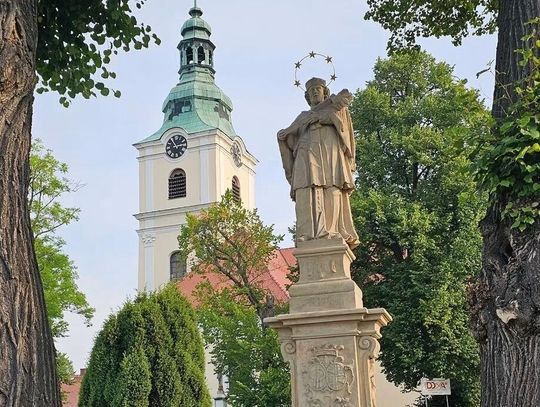 Odrestaurowana barokowa figura św. Jana Nepomucena z 1784 roku przy Placu Myśliwca w Kamieniu Śląskim