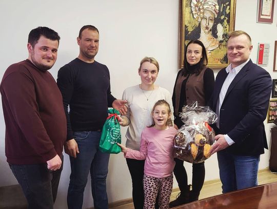 Mała Julia walczy każdego dnia. Niezwykłe spotkanie w Strzeleczkach Burmistrz Strzeleczek Marek Pietruszka z małą Julią i jej rodzicami podczas spotkania w urzędzie gminy