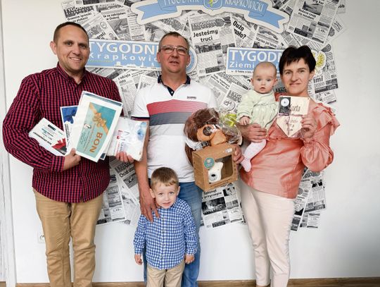Mała Marta Panicz laureatką plebiscytu „Dzidziuś Miesiąca”. Rodzina drugi raz świętuje w redakcji Tygodnika Krapkowickiego Rodzina Paniczów odbiera nagrody za zwycięstwo Marty w plebiscycie Dzidziuś Miesiąca Tygodnika Krapkowickiego