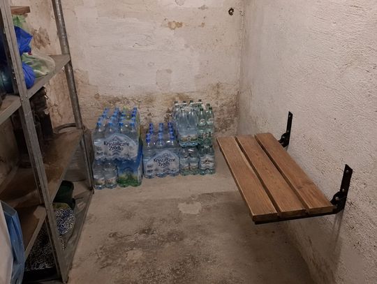 Piwnica w budynku mieszkalnym, która może pełnić funkcję miejsca doraźnego schronienia dla mieszkańców w sytuacji zagrożenia.