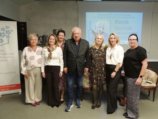 Marek Sierocki podczas spotkania z mieszkańcami w Gminnej Bibliotece Publicznej w Gogolinie