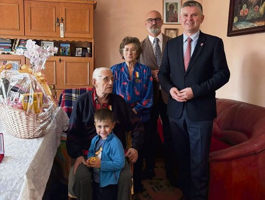 Maria i Jan Ościsławscy z Gogolina świętują 60. rocznicę ślubu. Jubilatów odwiedzili burmistrz Krzysztof Reinert i jego zastępca Piotr Giecewicz.