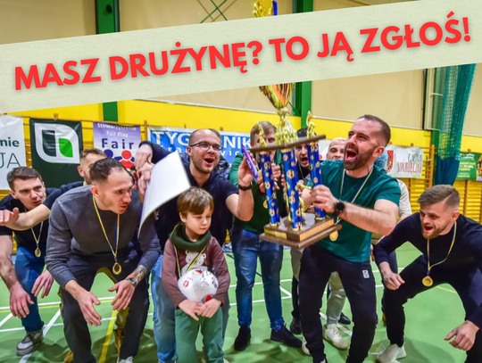 Halowy turniej piłkarski Tygodnika Krapkowickiego – zawodnicy walczą o piłkę na parkiecie