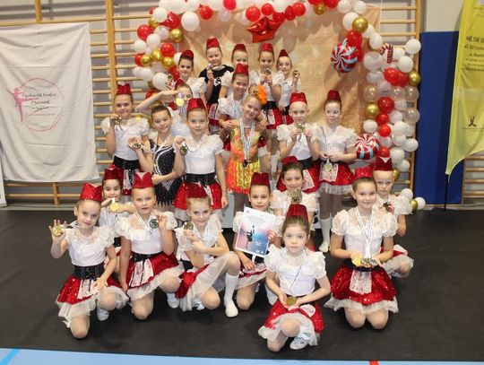 Mażoretki z Zdzieszowic z pucharem Grand Prix podczas Ogólnopolskiego Konkursu Mażoretek w Kozach