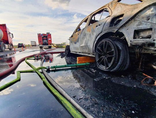 Strażacy gaszą płonący samochód Mercedes na autostradzie A4 na 247. kilometrze w kierunku Wrocławia.