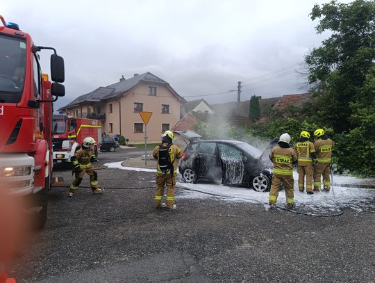 Mercedes zapalił się pod kościołem w Kórnicy