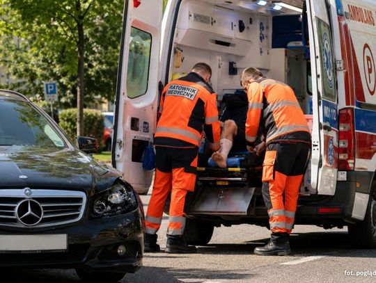 Policjanci pracują na miejscu zderzenia samochodu marki Mercedes z rowerzystą na ulicy Krapkowickiej w Gogolinie.
