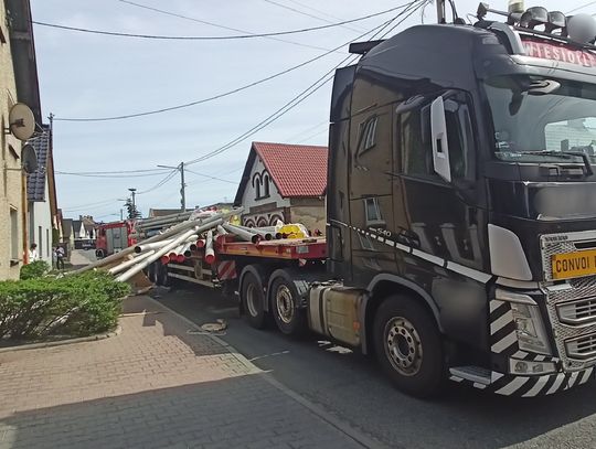 Metalowe rury poza pojazdem