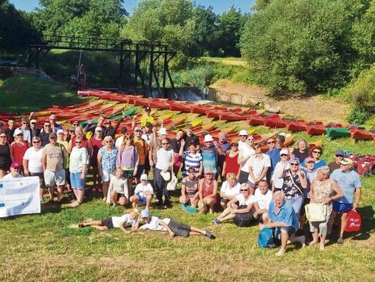„Uczestnicy spływu kajakowego na Osobłodze — kajaki na wodzie, malownicza trasa z Komornik do Żywocic.”