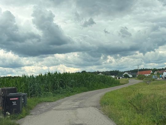 Ulica Łąkowa w Gwoździcach z ubytkami w nawierzchni szutrowej i wymagającymi naprawy poboczami