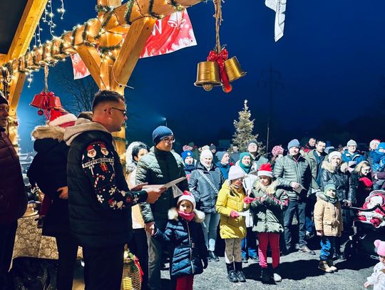 Mikołaj, konie i ognisko. Świąteczna atmosfera w Stajni pod Dębami w Pietnej Na zdjęciu Dzieci podczas spotkania z Mikołajem i przejażdżek konnych w Stajni pod Dębami w Pietnej.