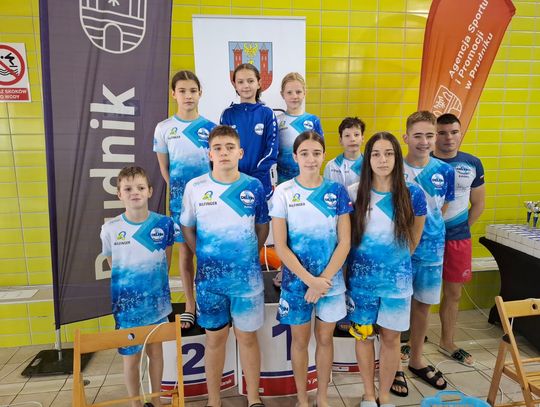 Mikołaj w czepku pływackim! Delfin Krapkowice wraca z Prudnika z workiem medali Zawodnicy UKS Delfin Krapkowice z medalami podczas Mikołajkowych Zawodów Pływackich w Prudniku