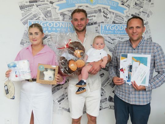 Pięciomiesięczny Milan Malik odbiera nagrody w redakcji Tygodnika Krapkowickiego podczas plebiscytu Dzidziuś Miesiąca