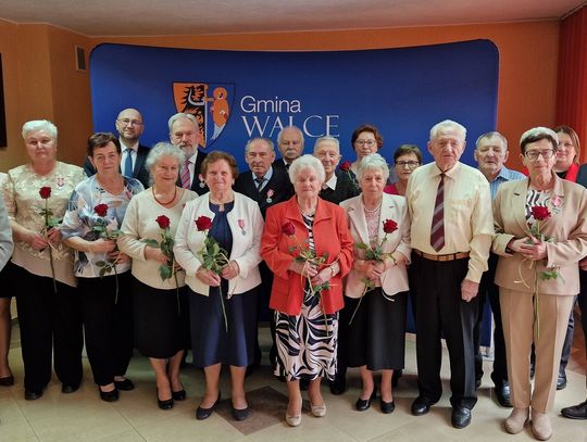 Jubilaci obchodzący 50 i 60 lat małżeństwa podczas uroczystości wręczenia medali „Za Długoletnie Pożycie Małżeńskie” w Urzędzie Gminy w Walcach