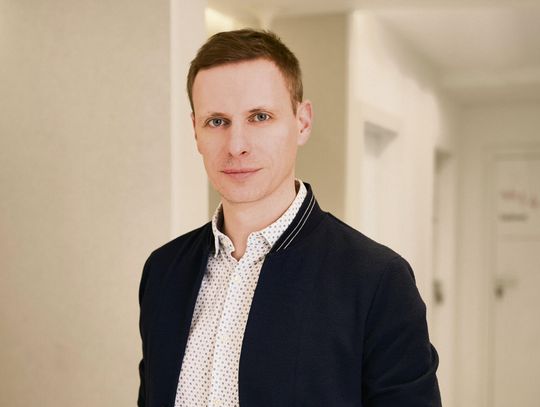 Dr hab. n. med. Bartłomiej Stańczykiewicz, psycholog kliniczny, psychoterapeuta i seksuolog, podczas rozmowy o relacjach