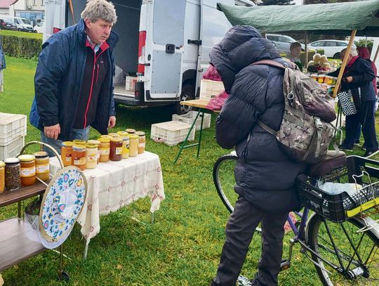 Stoisko z lokalnymi produktami na krapkowickim „Straganiku” na Placu Eichendorffa