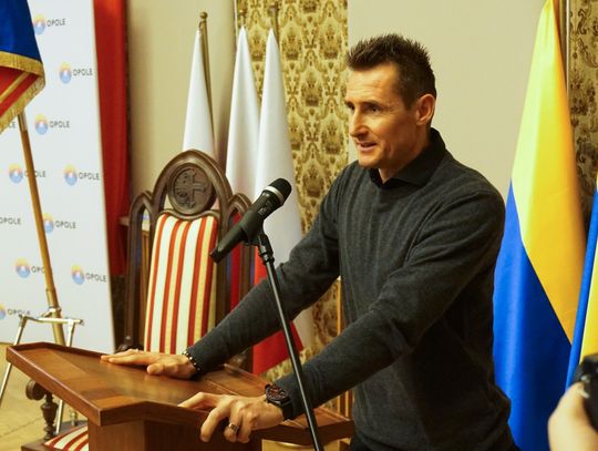 Miroslav Klose trzymający tytuł Honorowego Obywatela Opola