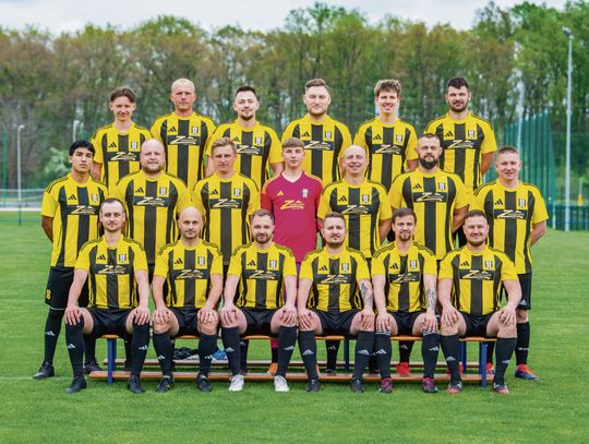 Piłkarze MKS II Gogolin świętują awans do klasy A po rekordowym sezonie i 125 zdobytych bramkach