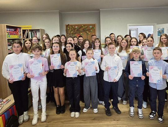 Młodzi recytatorzy zachwycili w Strzeleczkach. Emocje, humor i wielkie talenty Młodzi uczestnicy konkursu recytatorskiego w Strzeleczkach podczas występów na scenie przed jury i publicznością.