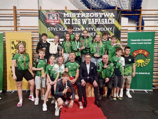 Młodzi zapaśnicy ZKS Gogolin pozują z medalami po zawodach w Pelplinie
