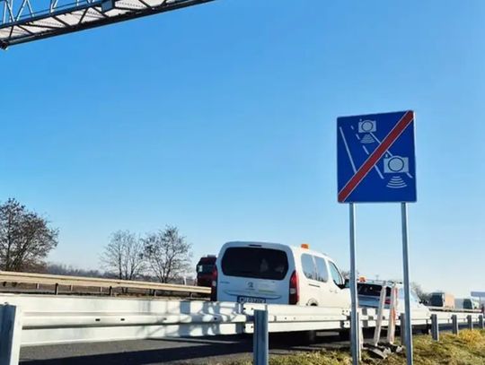 Montują pomiar prędkości na krapkowickim odcinku A4 Montują pomiar prędkości na krapkowickim odcinku A4