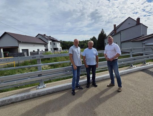 Odnowiony most nad rzeką Biała przy ul. Łąkowej w Strzeleczkach po zakończonej modernizacji