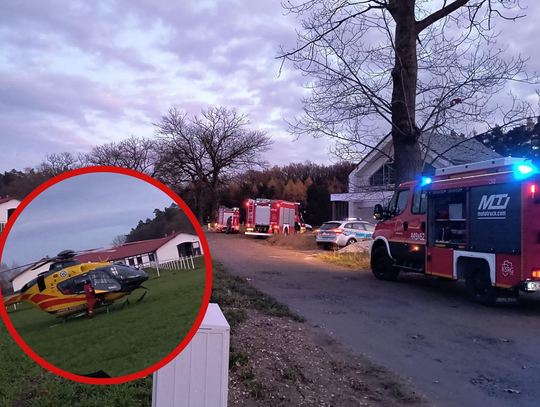 na zdjęciu Miejsce wypadku quada przy lesie, z działającymi służbami ratunkowymi.