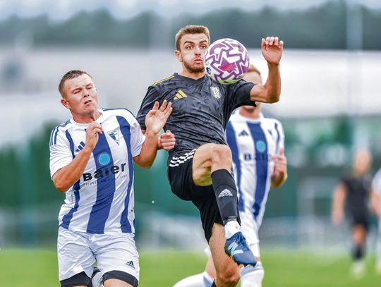 Jakub Mutke celebrujący bramkę podczas meczu MKS Gogolin – LZS Starowice II