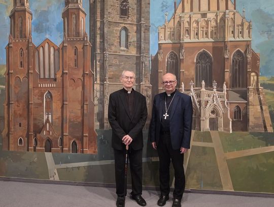Abp Alfons Nossol, biskup senior diecezji opolskiej, pochodzący z Brożca w gminie Walce