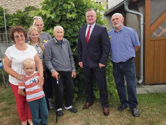 Pan Józef Basztura podczas świętowania 102. urodzin w Strzeleczkach, w otoczeniu rodziny i burmistrza
