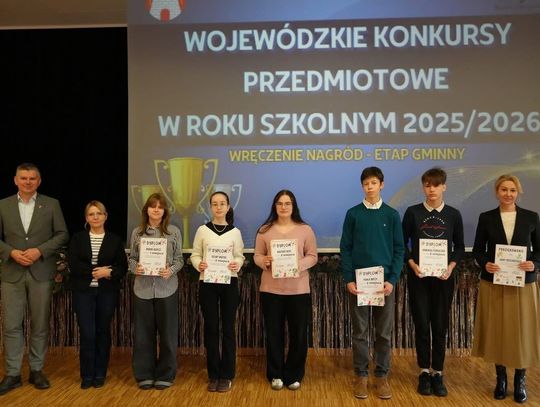 Uczniowie nagrodzeni podczas gali Wojewódzkiego Konkursu Przedmiotowego w Gogolinie wraz z burmistrzem
