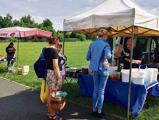 Stoiska z lokalnymi produktami podczas „Straganika” na placu Eichendorffa w Krapkowicach.
