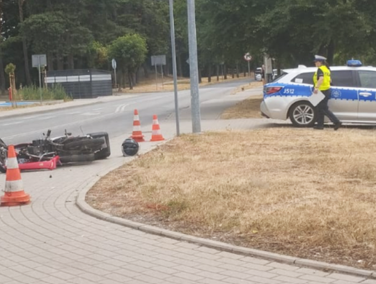 Samochód osobowy Hyundai po zderzeniu z motorowerem na skrzyżowaniu ulic Kilińskiego i Obuwników w Krapkowicach-Otmęcie. Na miejscu pracują służby.