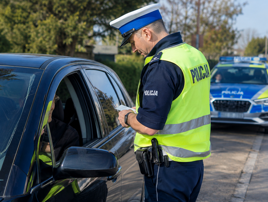Policjanci z Komisariatu Policji w Zdzieszowicach podczas kontroli drogowej