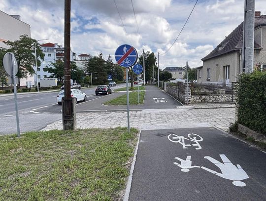 Ciąg pieszo-rowerowy przy skrzyżowaniu ulic Dzierżonia i Prudnickiej w Krapkowicach